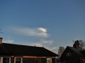 Lite molnstrimmor på himlen ikväll.