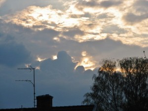 Åskmoln i väster ikväll.