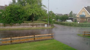 Kraftigt regn med åska vid 17-tiden.