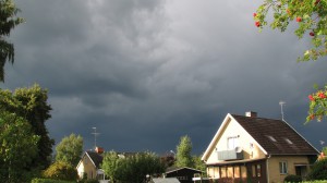 Mörka åskmoln ikväll.