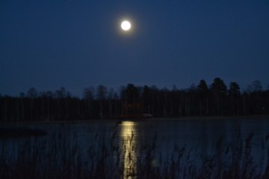 Månen över Klobosjön ikväll.