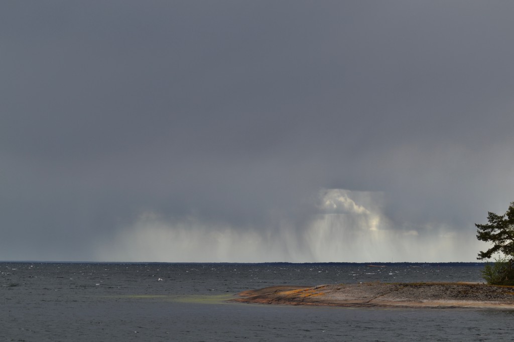 Regn, åska och hagel idag.