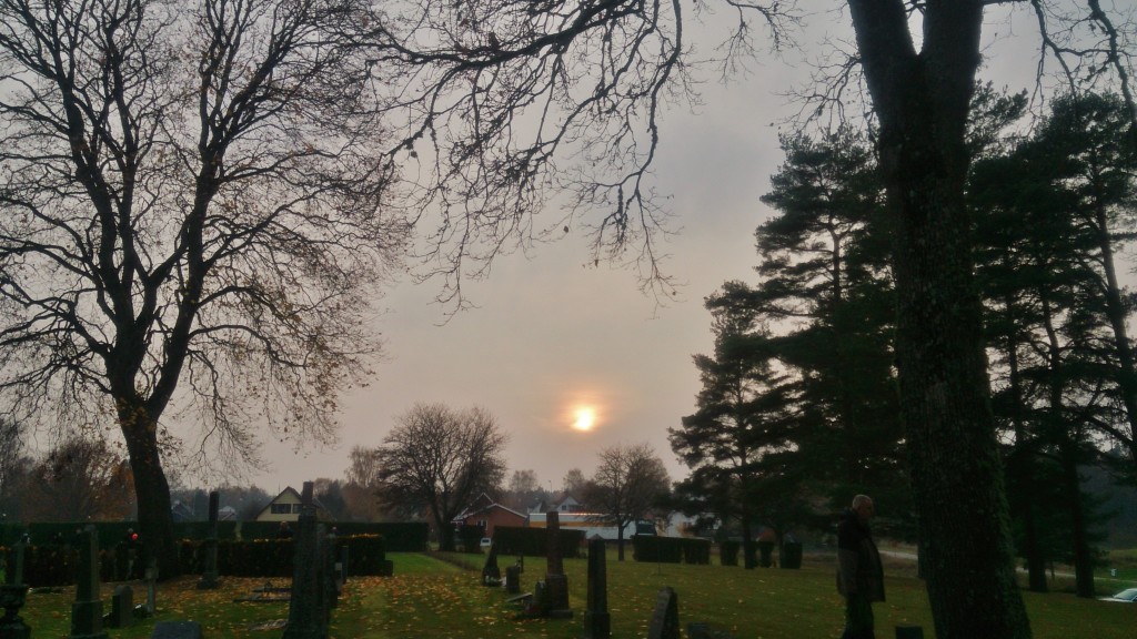 Lite sol vid ljuständningen på kyrkogården i eftermiddag.